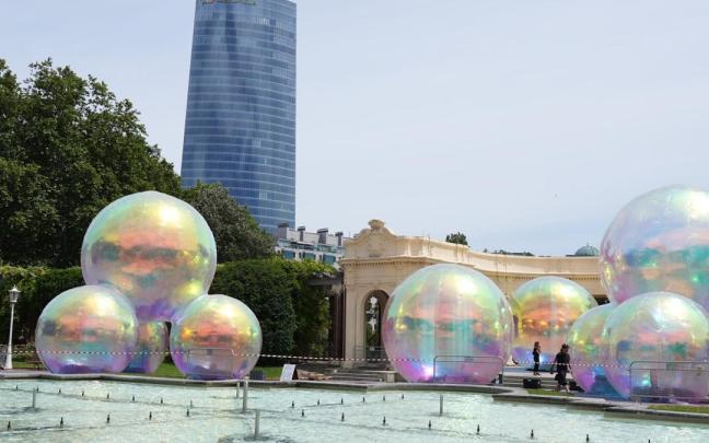 Preparativos y montaje para la 'Noche blanca' en Bilbao.