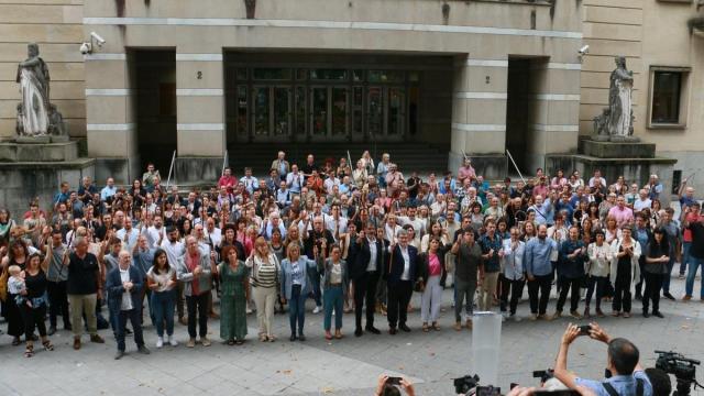 Los alcaldes han levantado su makila en señal de rechazo a la sentencia del TSJPV.