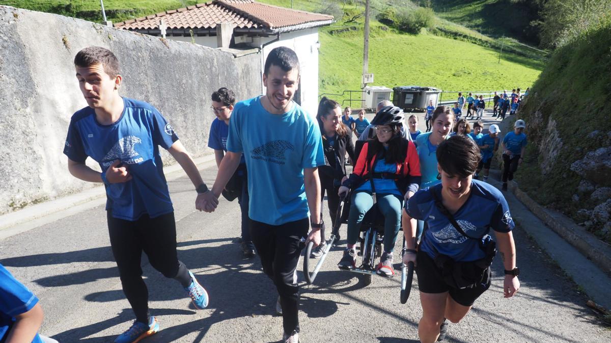 Apirilaren hasieran antolatu zen III. Martxa Trail Urdinaren partaideak