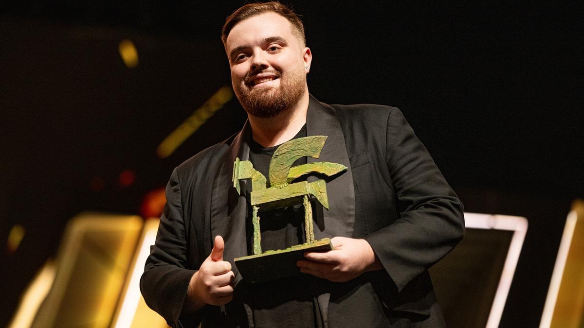 El streamer Ibai Llanos recoge un premio durante la gala de entrega de los Premios Ondas 2023, en el Gran Teatre del Liceu, a 22 de noviembre de 2023, en Barcelona, Catalunya (España).