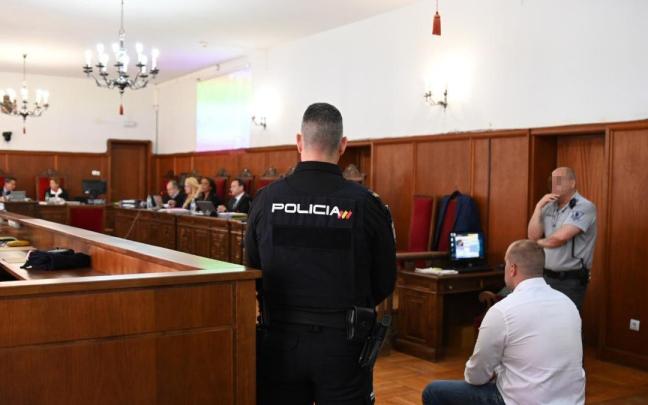 Un agente de Policía Nacional junto al acusado de la muerte de Manuela Chavero, Eugenio Delgado.