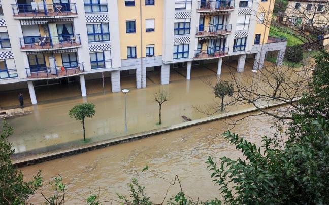 Una calle de Mendaro (Gipuzkoa), anegada por el agua en un episodio de inundaciones.
