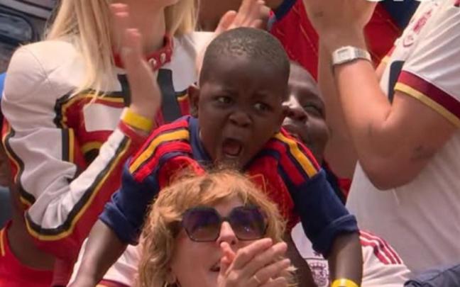 Keyne, hermano de Lamine Yamal, resume con un solo gesto la euforia de los aficionados del Mundial.