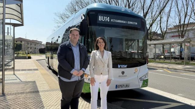 El responsable de la concesionaria y la diputada.