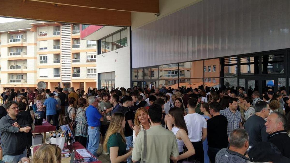 El buen ambiente y la opción de degustar diferentes tipos de vinos acompañados de pinchos son las señas de identidad del encuentro de Zestoa