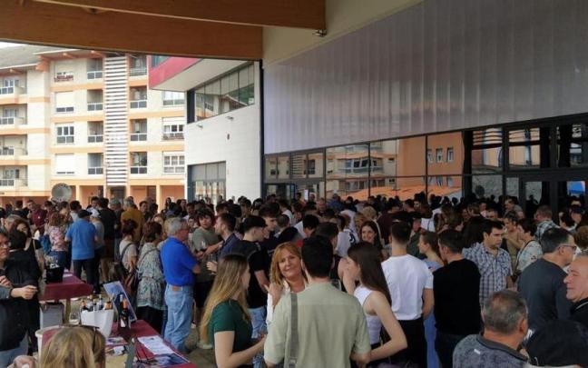 El buen ambiente y la opción de degustar diferentes tipos de vinos acompañados de pinchos son las señas de identidad del encuentro de Zestoa / Laiak El buen ambiente y la opción de degustar diferentes tipos de vinos acompañados de pinchos son las señas de identidad del encuentro de Zestoa