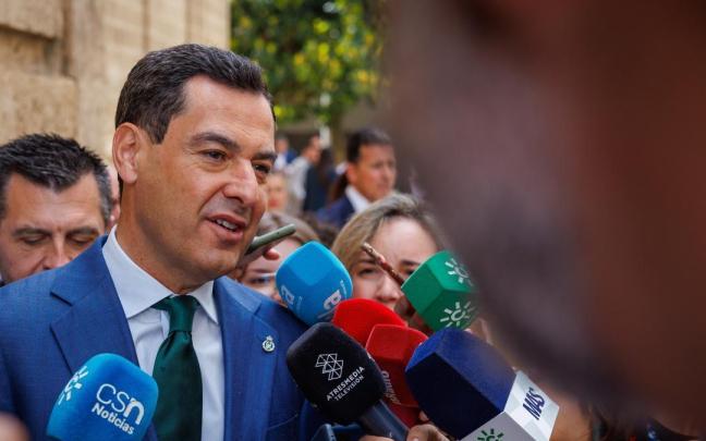 El presidente andaluz, Juanma Moreno, atiende a los medios. El presidente andaluz, Juanma Moreno, atiende a los medios.
