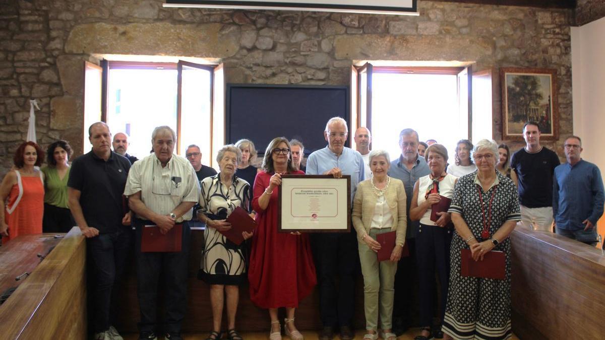 Acto de homenaje a ediles de la Corporación de 1931 de Zumaia con sus familiares.