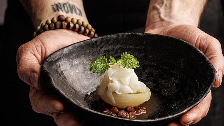Las manos de Dani López, el chef, con una de sus creaciones.