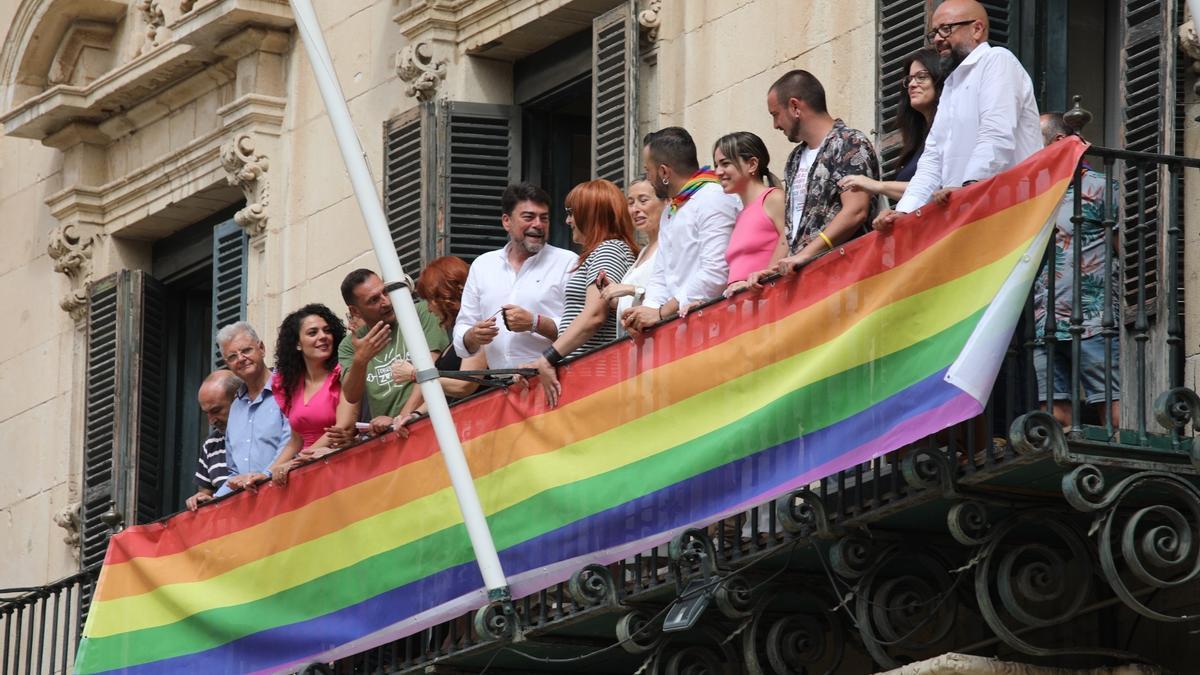 Los grupos políticos despliegan la pancarta con los colores LGTBI en el balcón del Ayuntamietno de Alicante.