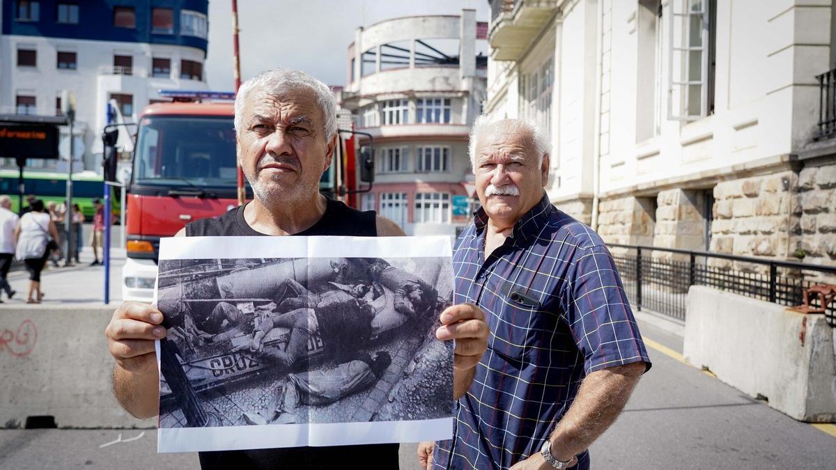 Julio Llamas, uno de los ‘desaparecidos’ en las inundaciones, muestra la foto de DEIA junto a Jon Ojanguren, su responsable entonces