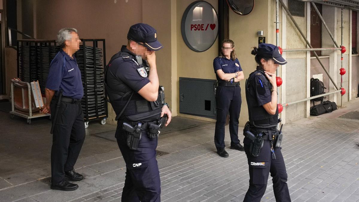 Agentes de la Policía Nacional en Ferraz.