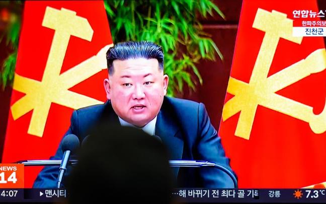 Captura de pantalla de una comparecencia del líder de Corea del Norte, Kin Jong Un