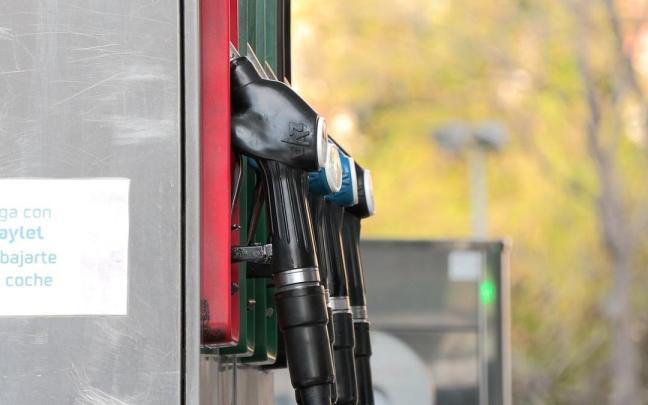 Varias mangueras de gasolina en una gasolinera.