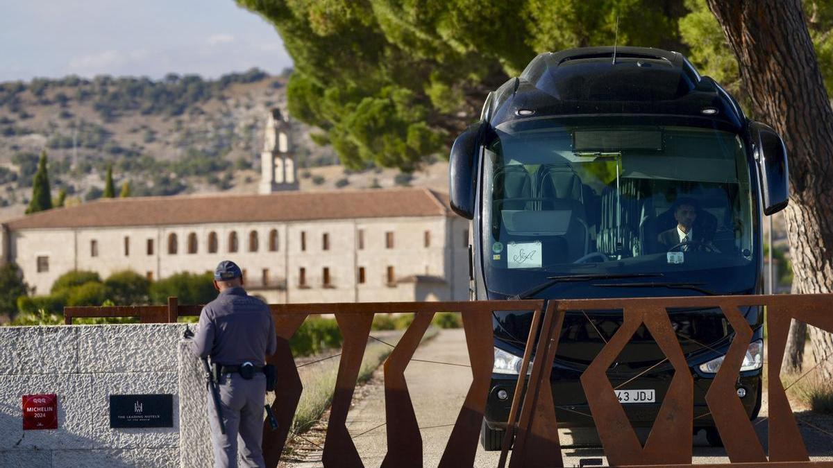 Un autobús trasladó a los invitados a la Abadia Retuerta en Sardón de Duero, donde se celebra la boda de Stella del Carmen Banderas.
