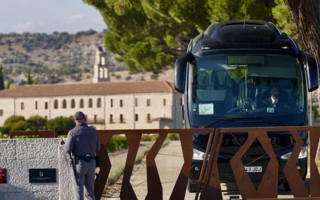 Un autobús trasladó a los invitados a la Abadia Retuerta en Sardón de Duero, donde se celebra la boda de Stella del Carmen Banderas.
