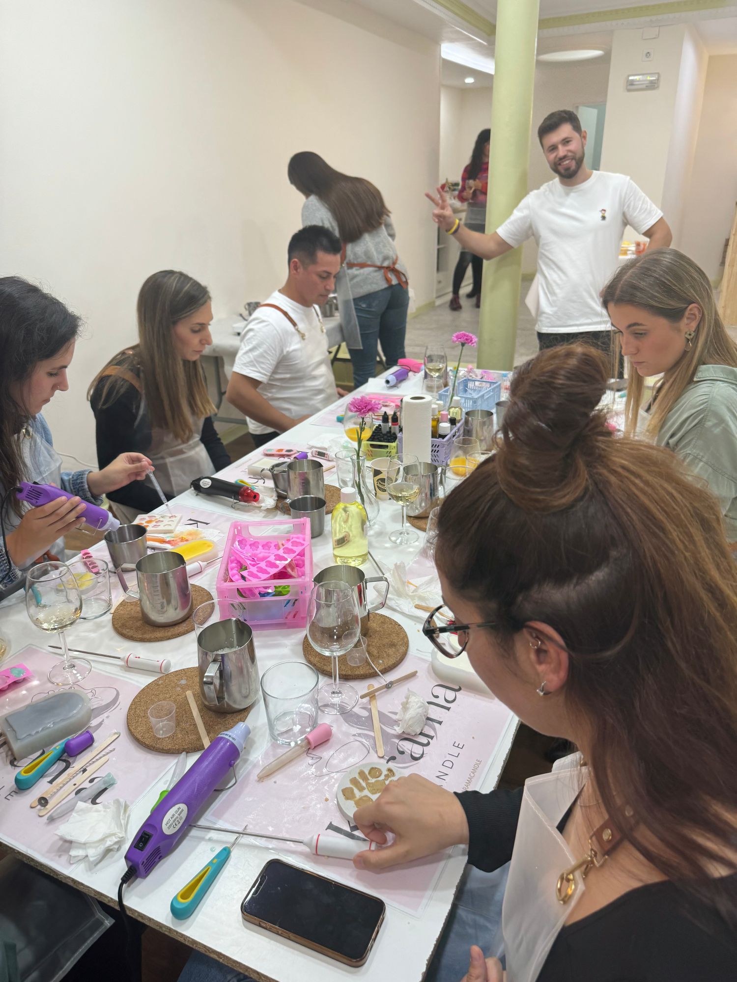 El taller de velas organizado por Karama Candle.