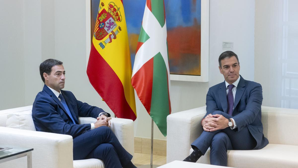 El lehendakari Imanol Pradales y el presidente español, Pedro Sánchez, durante una reunión en Moncloa.