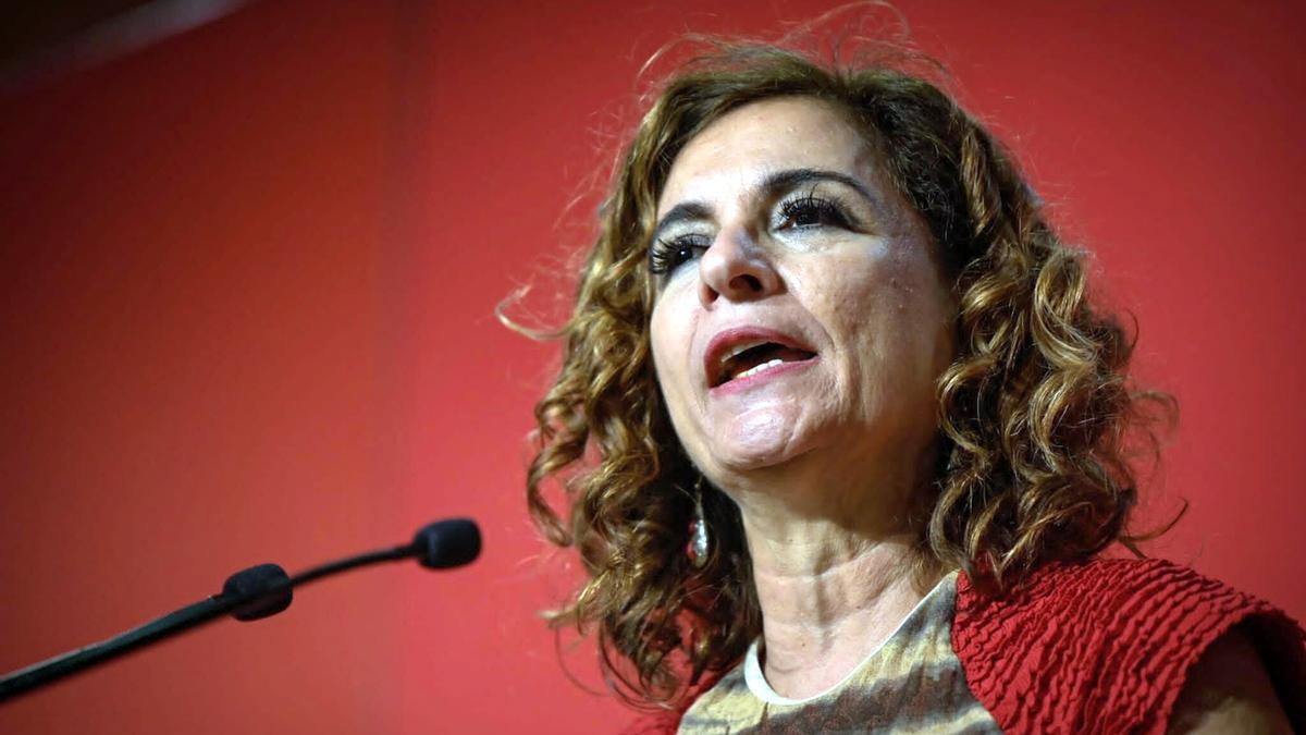 La candidata por Sevilla del PSOE, María Jesús Montero, se dirige a los simpatizantes socialistas.