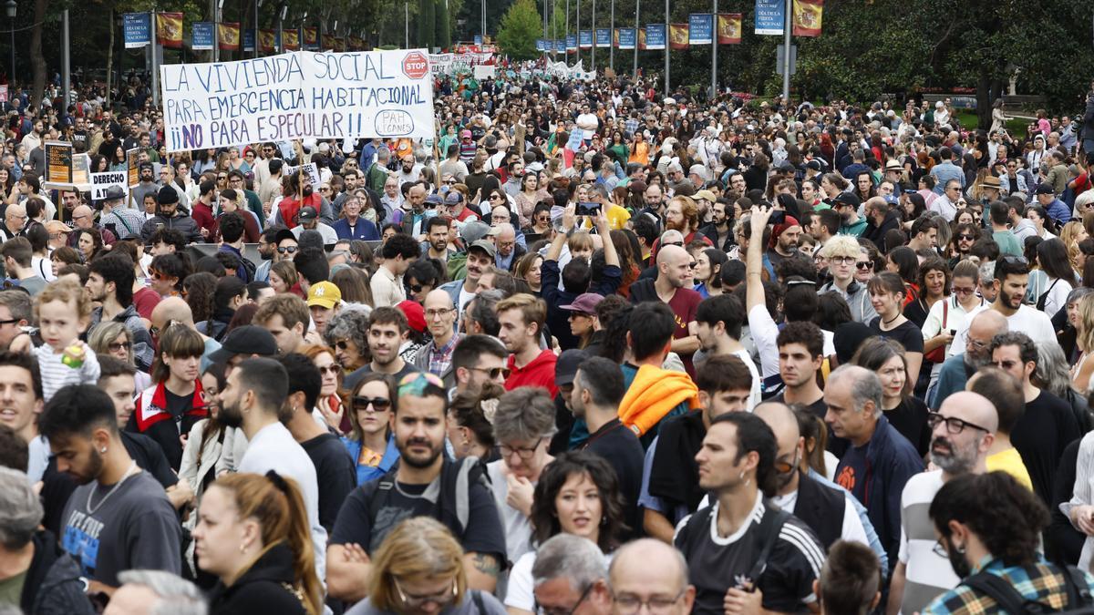 Miles de personas recorren las calles de Madrid para exigir la regulación de los alquileres.