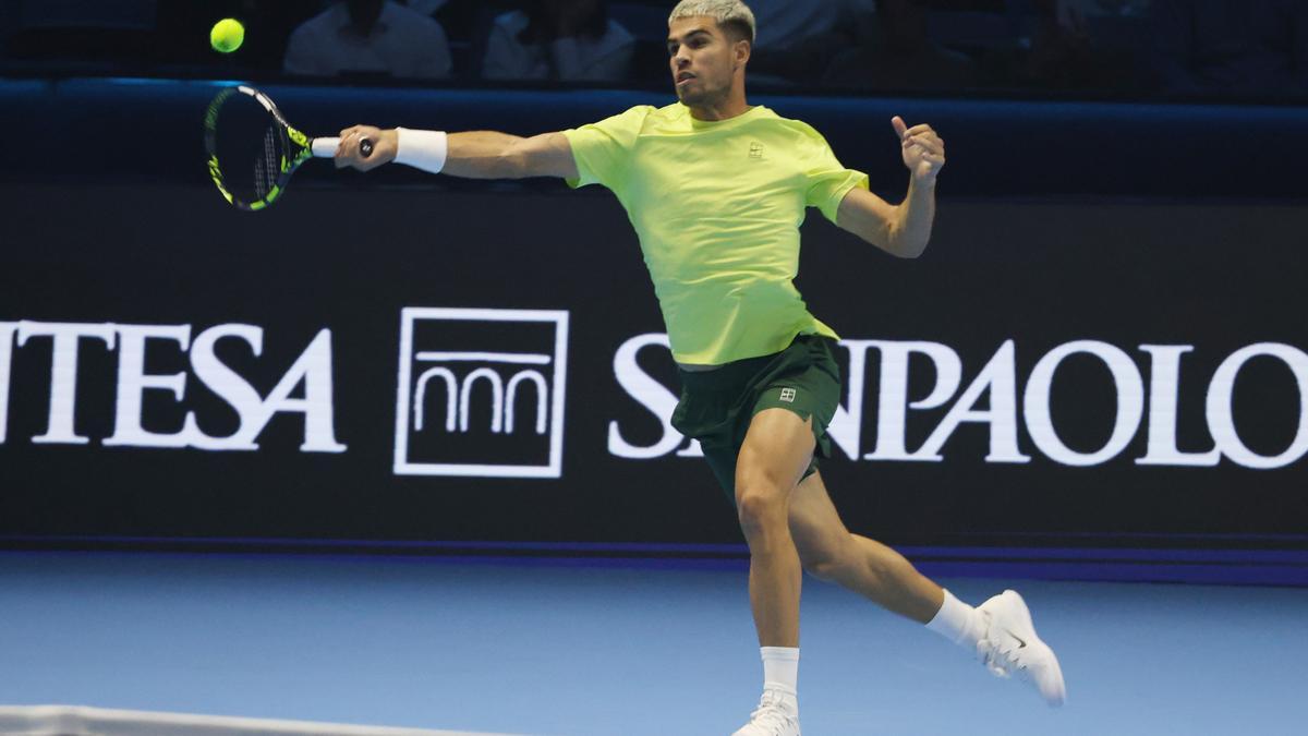 En imágenes: Alcaraz tumba a Fritz y se acerca a terminar el año como número uno