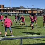 Luis Bilbao y Hugo Rincón en el centro del rondo del primer equipo
