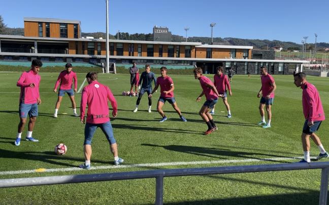 Luis Bilbao y Hugo Rincón en el centro del rondo del primer equipo