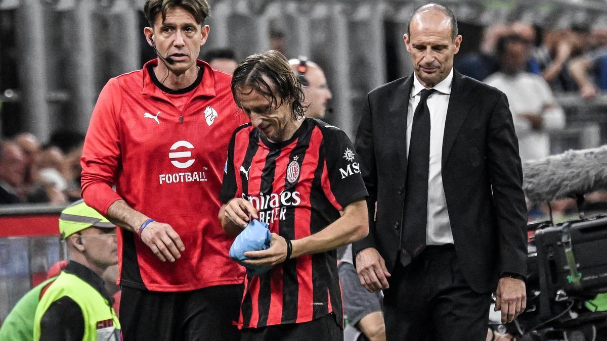 Luka Modric abandona el terreno de juego tras sufrir una fractura de pómulo.