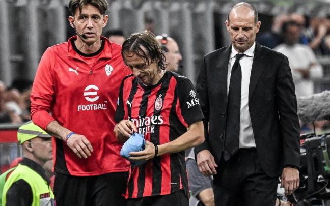 Luka Modric abandona el terreno de juego tras sufrir una fractura de pómulo.