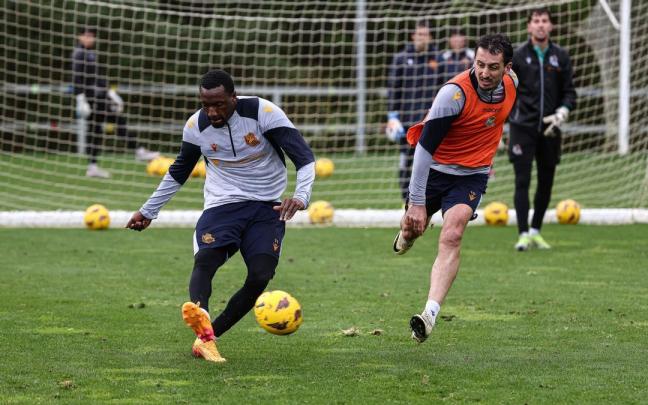 Sheraldo Becker y Mikel Oyarzabal en la sesión pasada por agua de esta mañana en Zubieta / R.S.