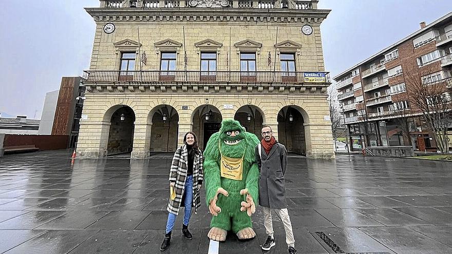 Irati Redondo y Santi Jiménez, técnica y delegado de Juventud, junto a la mascota de Irrisarri Land. | FOTO: N.G.