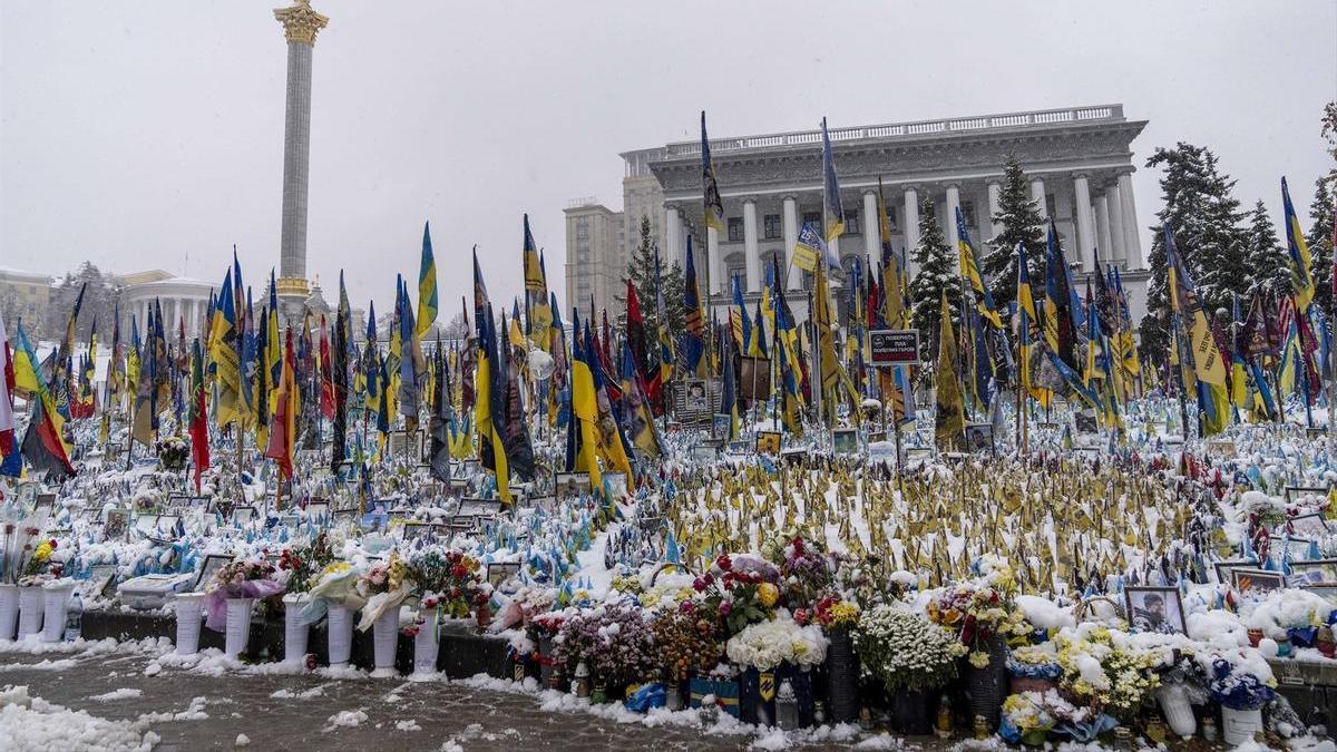 La plaza de la Independencia de Kiev durante un homenaje a las víctimas de la guerra.