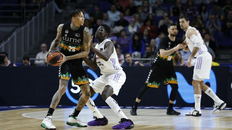 Michale Kyser, defendido por Eli John Ndiaye.