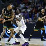 Michale Kyser, defendido por Eli John Ndiaye.