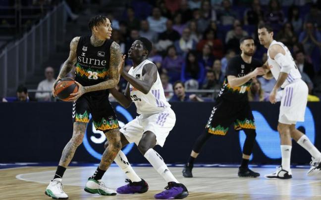 Michale Kyser, defendido por Eli John Ndiaye.