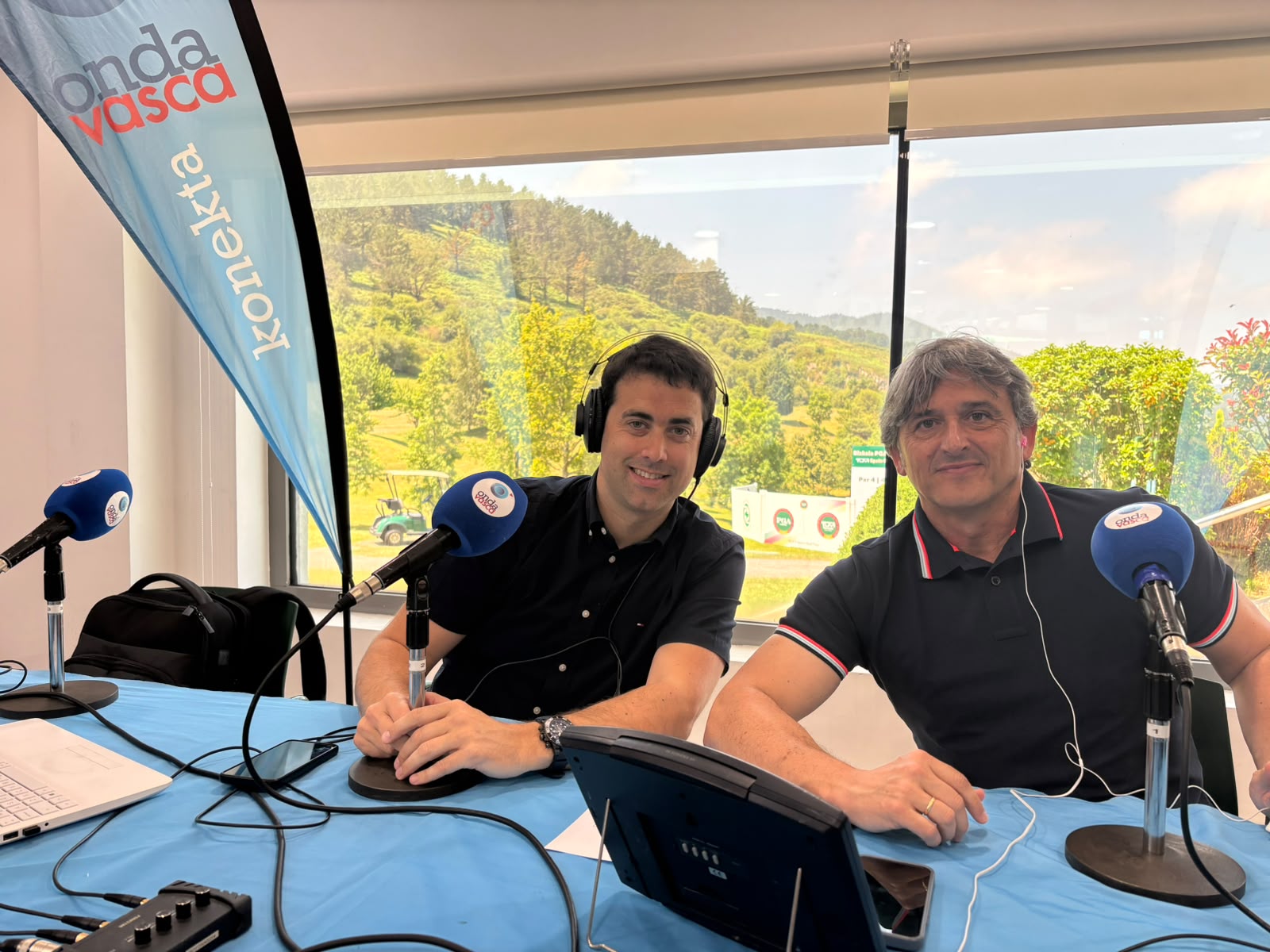 Iker Goñi junto a José Manuel Monje, en Meaztegi Golf