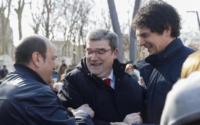 Andoni Ortuzar y Unai Rementeria saludan a Juan Mari Aburto. Andoni Ortuzar y Unai Rementeria saludan a Juan Mari Aburto.