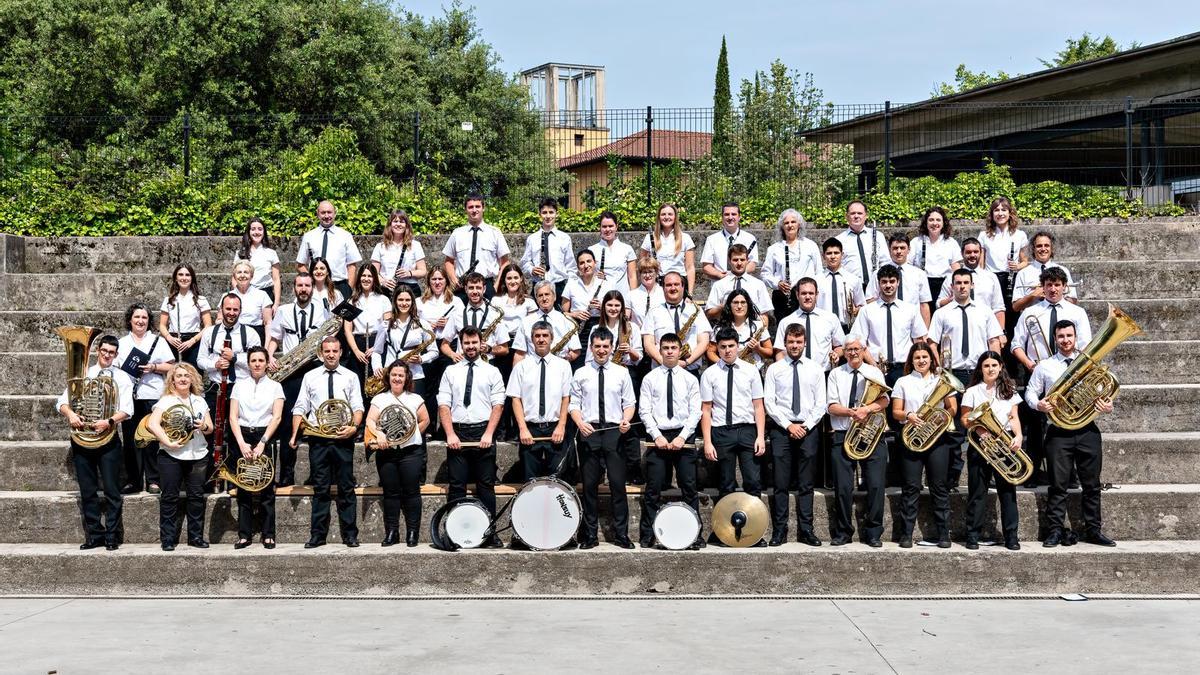 Casi 60 músicos dan cuerpo a Oñatiko Musika Banda.