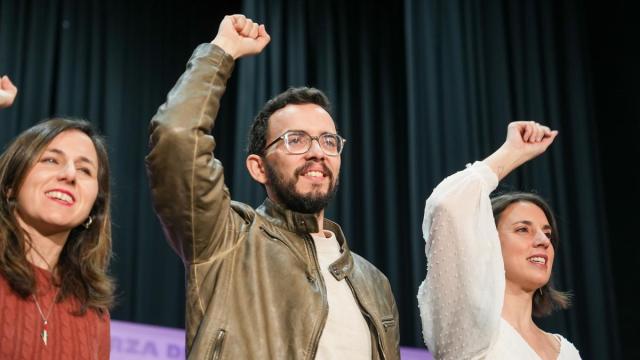La secretaria general de Podemos, Ione Belarra (i), la secretaria política de Podemos y eurodiputada, Irene Montero (d), y el coordinador general de la formación en Castilla y León Miguel Ángel Llamas (c).