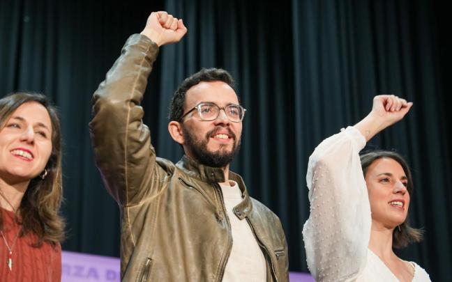 La secretaria general de Podemos, Ione Belarra (i), la secretaria política de Podemos y eurodiputada, Irene Montero (d), y el coordinador general de la formación en Castilla y León Miguel Ángel Llamas (c).