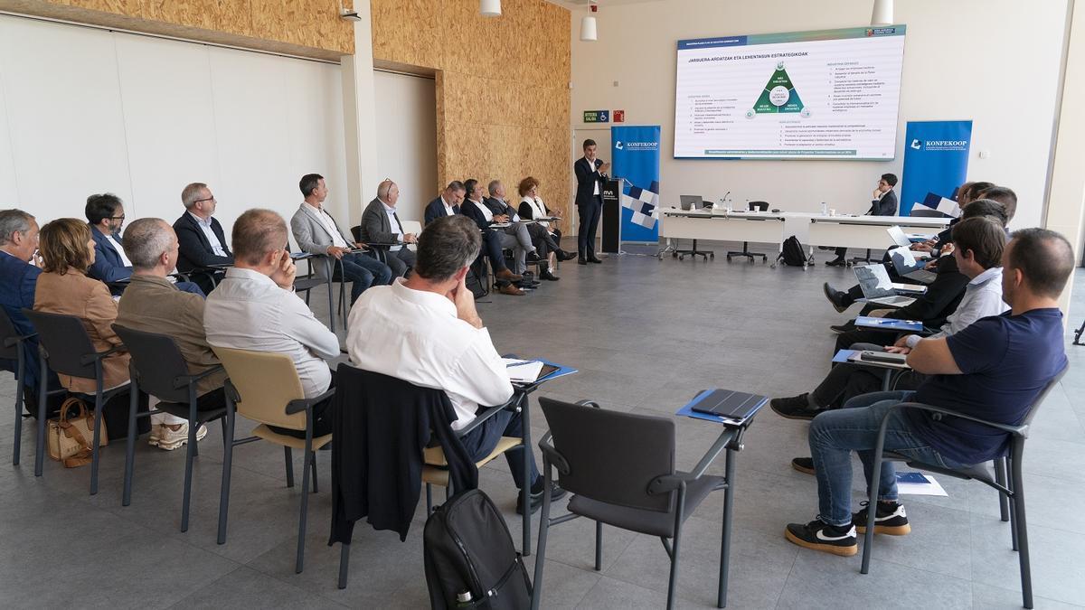 Jauregi durante la exposición del Plan de Industria a las cooperativas.