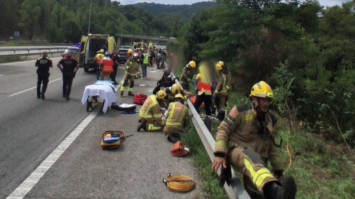 Los servicios de emergencias trabajan en el lugar del siniestro.