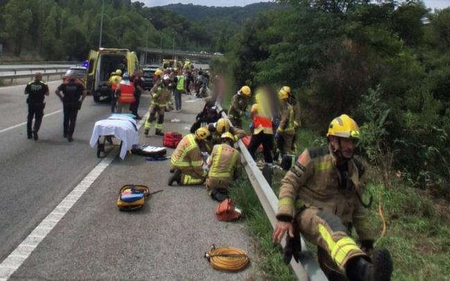 Los servicios de emergencias trabajan en el lugar del siniestro.