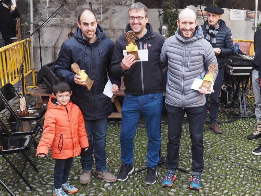 Los tres primeros clasificados en el concurso de miel posan con sus trofeos.
