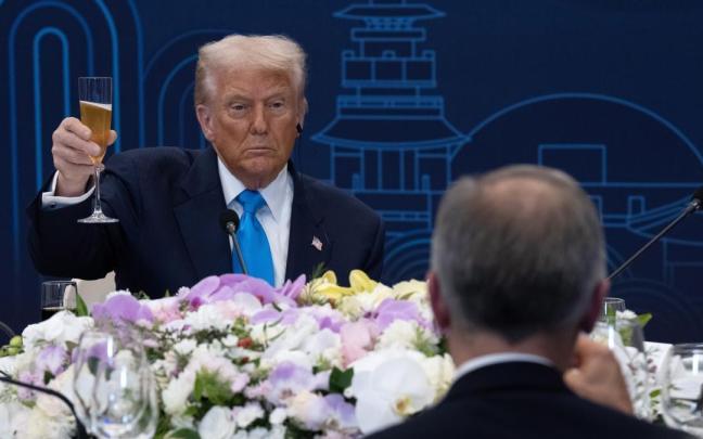 Trump amenaza a Canadá con aranceles del 100% como firme un acuerdo con China