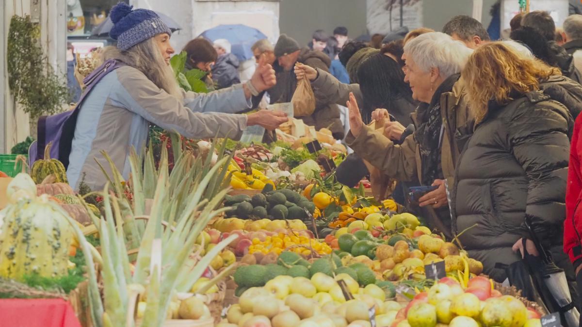 La calidad de los puestos animó a las compras en la popular feria de Deba.
