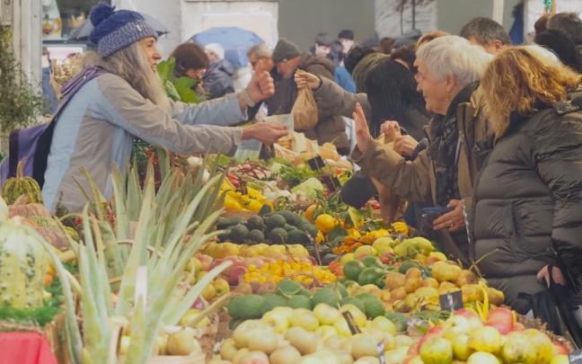 La calidad de los puestos animó a las compras en la popular feria de Deba.