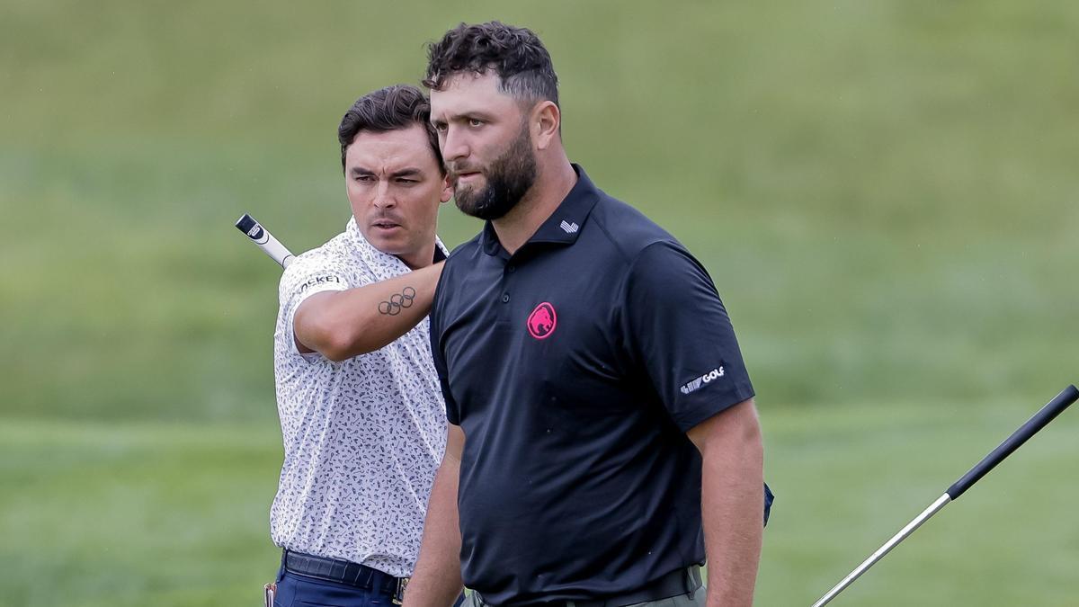 Rickie Fowler consola a Jon Rahm en el Valhalla Golf Club de Louisville