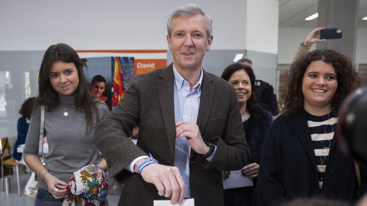 El presidente de la Xunta y candidato del PP a la reelección, Alfonso Rueda, ejerce su derecho al voto .