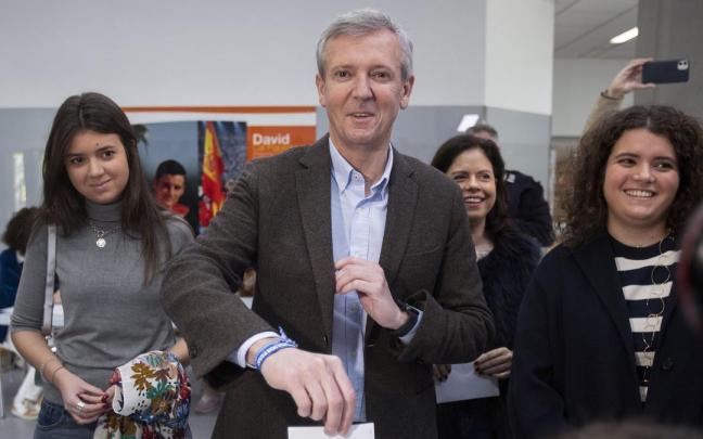 El presidente de la Xunta y candidato del PP a la reelección, Alfonso Rueda, ejerce su derecho al voto . / EFE El presidente de la Xunta y candidato del PP a la reelección, Alfonso Rueda, ejerce su derecho al voto .
